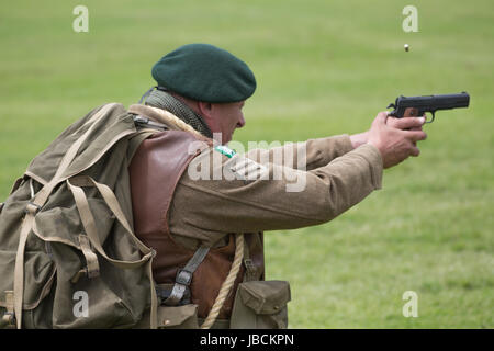 Wicksteed Park, Regno Unito. Il 10 giugno 2017. Reenactors vestito come alleati e le forze dell'asse fase una guerra mondiale 2 stile battaglia presso il parco del popolare Wicksteed in caso di guerra. Credito: Andrew Plummer/Alamy Live News Foto Stock