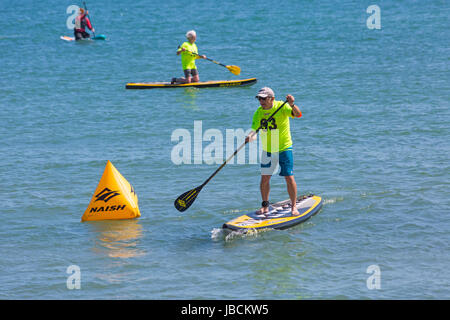 Swanage, Dorset, Regno Unito. Decimo Giugno, 2017. Swanage ospita N1SCO Campionati Europei, il più grande standup paddleboard racing classe NEL REGNO UNITO. Rematori provenienti da tutto il mondo parteciperanno alla manifestazione utilizzando un identico 'Naish un' paddleboard così il concorso è puramente una prova del paddler di abilità e capacità. Credito: Carolyn Jenkins/Alamy Live News Foto Stock