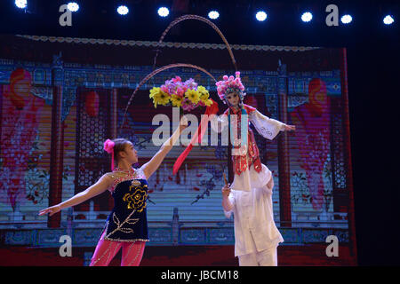 Dacca in Bangladesh. Decimo Giugno, 2017. Artisti del Sichuan Opera Troupe eseguire di Dacca, capitale del Bangladesh, il 10 giugno 2017. Touring artisti dal Sichuan Opera Troupe hanno inscenato squisiti spettacoli a tema culturale "Cina Sichuan splendida' in Bangladesh il sabato, sorprendendo gli spettatori con costumi, elaborare il trucco, ad alta velocità e acrobazie acuto di canto. Credito: Salim Reza/Xinhua/Alamy Live News Foto Stock