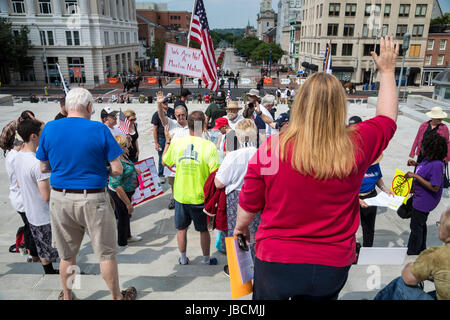 Harrisburg, Pennsylvania, USA. Decimo Giugno, 2017. Circa 50 membri di agire per l'America si sono stretti sui gradini della Pennsylvania State Capitol contro la sharia. Agire per l'America è il più grande anti-gruppo musulmano negli Stati Uniti, secondo la povertà del sud Diritto Centro. Credito: Jim West/Alamy Live News Foto Stock