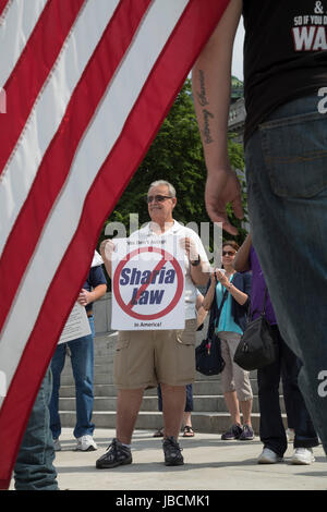 Harrisburg, Pennsylvania, USA. Decimo Giugno, 2017. Circa 50 membri di agire per l'America si sono stretti sui gradini della Pennsylvania State Capitol contro la sharia. Agire per l'America è il più grande anti-gruppo musulmano negli Stati Uniti, secondo la povertà del sud Diritto Centro. Credito: Jim West/Alamy Live News Foto Stock