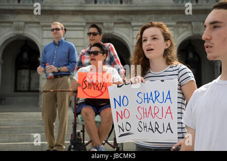 Harrisburg, Pennsylvania, USA. Decimo Giugno, 2017. Circa 50 membri di agire per l'America si sono stretti sui gradini della Pennsylvania State Capitol contro la sharia. Agire per l'America è il più grande anti-gruppo musulmano negli Stati Uniti, secondo la povertà del sud Diritto Centro. Credito: Jim West/Alamy Live News Foto Stock