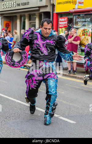 Northampton UK. Il 10 giugno 2017. Il Carnevale il tema di questo anno è celebrare la meraviglia della natura, la sfilata a sinistra dalla Racecourse voce giù Kettering rd verso Abington street e il centro della città e ritorno lungo Wellingborough rd. Credito: Keith J Smith./Alamy Live News. Foto Stock