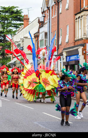 Northampton UK. Il 10 giugno 2017. Il Carnevale il tema di questo anno è celebrare la meraviglia della natura, la sfilata a sinistra dalla Racecourse voce giù Kettering rd verso Abington street e il centro della città e ritorno lungo Wellingborough rd. Credito: Keith J Smith./Alamy Live News. Foto Stock