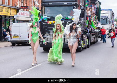 Northampton UK. Il 10 giugno 2017. Il Carnevale il tema di questo anno è celebrare la meraviglia della natura, la sfilata a sinistra dalla Racecourse voce giù Kettering rd verso Abington street e il centro della città e ritorno lungo Wellingborough rd. Credito: Keith J Smith./Alamy Live News. Foto Stock