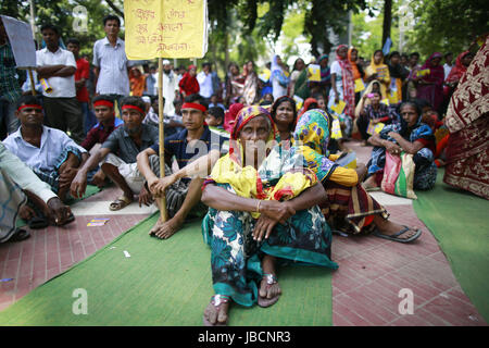 Dacca in Bangladesh. Decimo Giugno, 2017. I lavoratori del tabacco fase dimostrazione sulla centrale di Shaheed Minar locali nella capitale per protestare aumento delle tasse sul tabacco in bilanci 2017-18, Dhaka, Bangladesh, 10 giugno 2017. Credito: Suvra Kanti Das/ZUMA filo/Alamy Live News Foto Stock