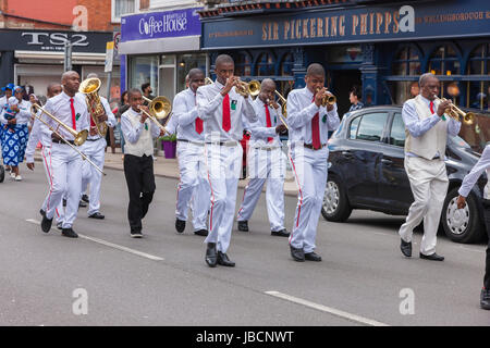 Northampton UK. Il 10 giugno 2017. Il Carnevale il tema di questo anno è celebrare la meraviglia della natura, la sfilata a sinistra dalla Racecourse voce giù Kettering rd verso Abington street e il centro della città e ritorno lungo Wellingborough rd. Credito: Keith J Smith./Alamy Live News. Foto Stock