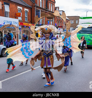 Northampton UK. Il 10 giugno 2017. Il Carnevale il tema di questo anno è celebrare la meraviglia della natura, la sfilata a sinistra dalla Racecourse voce giù Kettering rd verso Abington street e il centro della città e ritorno lungo Wellingborough rd. Credito: Keith J Smith./Alamy Live News. Foto Stock