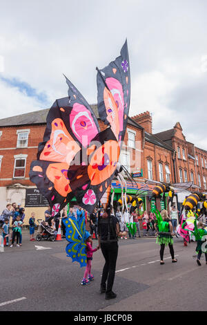 Northampton UK. Il 10 giugno 2017. Il Carnevale il tema di questo anno è celebrare la meraviglia della natura, la sfilata a sinistra dalla Racecourse voce giù Kettering rd verso Abington street e il centro della città e ritorno lungo Wellingborough rd. Credito: Keith J Smith./Alamy Live News. Foto Stock