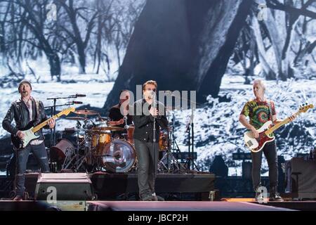 Manchester, Tennessee, Stati Uniti d'America. Il 9 giugno, 2017. Il bordo, Larry MULLEN JR., Bono e ADAM CLAYTON degli U2 durante Bonnaroo Music Festival di Arte e al grande parco dello Stadio di Manchester, Tennessee Credito: Daniel DeSlover/ZUMA filo/Alamy Live News Foto Stock