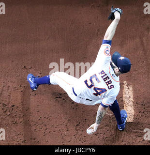 Houston, TX, Stati Uniti d'America. Decimo Giugno, 2017. Houston Astros a partire lanciatore Mike Fiers (54) si riscalda nel bullpen prima di iniziare il gioco MLB tra il Los Angeles Angeli e Houston Astros al Minute Maid Park a Houston, TX. John Glaser/CSM/Alamy Live News Foto Stock