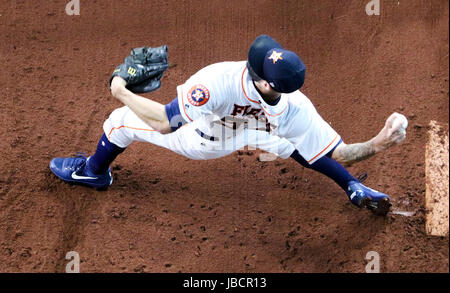 Houston, TX, Stati Uniti d'America. Decimo Giugno, 2017. Houston Astros a partire lanciatore Mike Fiers (54) si riscalda nel bullpen prima di iniziare il gioco MLB tra il Los Angeles Angeli e Houston Astros al Minute Maid Park a Houston, TX. John Glaser/CSM/Alamy Live News Foto Stock