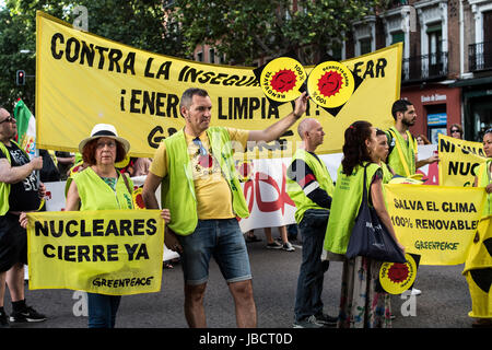 Madrid, Spagna. Decimo Giugno, 2017. Gli attivisti di Greenpeace che protestavano contro le centrali nucleari esigente la loro chiusura a Madrid, Spagna. Credito: Marcos del Mazo/Alamy Live News Foto Stock