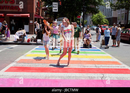 Washington, DC, Stati Uniti d'America. Decimo Giugno, 2017. Washington DC e la comunità LGBT celebrare "orgoglio C' in Dupont Circle Neighborhood. Credito: B Christopher/Alamy Live News Foto Stock