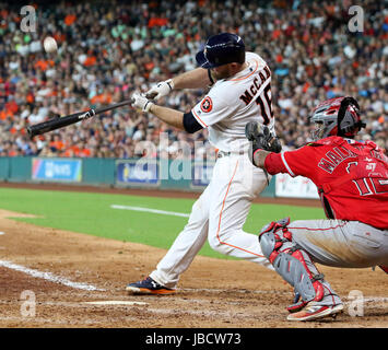 Houston, TX, Stati Uniti d'America. Decimo Giugno, 2017. Houston Astros catcher Brian McCann (16) fuoriesce nell'ottavo inning durante la MLB gioco tra il Los Angeles Angeli e Houston Astros al Minute Maid Park a Houston, TX. John Glaser/CSM/Alamy Live News Foto Stock