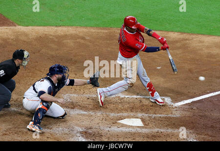 Houston, TX, Stati Uniti d'America. Decimo Giugno, 2017. Los Angeles Angels terzo baseman Yunel Escobar (0) oscilla in corrispondenza di un passo nel settimo inning durante la MLB gioco tra il Los Angeles Angeli e Houston Astros al Minute Maid Park a Houston, TX. John Glaser/CSM/Alamy Live News Foto Stock