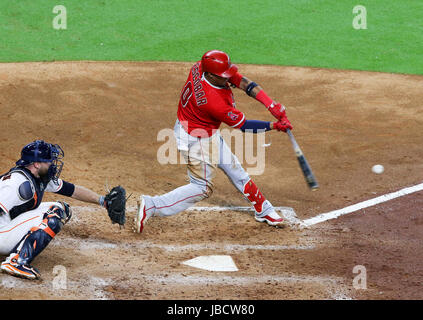 Houston, TX, Stati Uniti d'America. Decimo Giugno, 2017. Los Angeles Angels terzo baseman Yunel Escobar (0) oscilla in corrispondenza di un passo nel settimo inning durante la MLB gioco tra il Los Angeles Angeli e Houston Astros al Minute Maid Park a Houston, TX. John Glaser/CSM/Alamy Live News Foto Stock