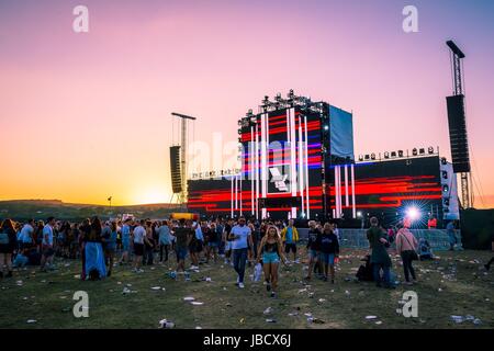 Brighton City Airport, Brighton, West Sussex, Regno Unito. Il 10 giugno 2017. Il sole tramonta oltre la fase di WHP. WILD LIFE Festival torna a Brighton City Airport per il terzo anno consecutivo, ospitato da rudimentali e divulgazione. © sarà Bailey / Alamy Live News Foto Stock