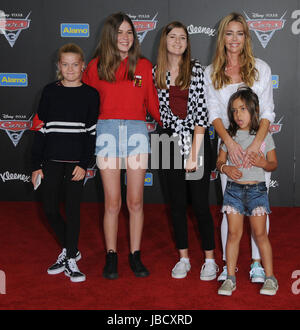 Anaheim, CA, Stati Uniti d'America. Decimo Giugno, 2017. Denise Richards. Premiere di Disney Pixar ''Auto 3" tenutosi presso il Centro Congressi di Anaheim in Anaheim. Credito: Birdie Thompson/AdMedia/ZUMA filo/Alamy Live News Foto Stock