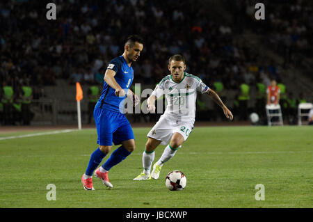 Baku in Azerbaijan. Decimo Giugno, 2017. Azerbaigian Alaskarov Namik (L) con vies in Irlanda del Nord la Lee Hodson durante il match di qualificazione per il Campionato Europeo tra Azerbaigian e Irlanda del Nord a Baku, in Azerbaijan, 10 giugno 2017. Irlanda del Nord ha vinto 1-0. Credito: Tofiq Babayev/Xinhua/Alamy Live News Foto Stock