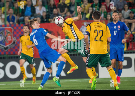 Vilnius. Decimo Giugno, 2017. Slivka Vykintas (C) della Lituania compete durante la Coppa del Mondo FIFA Qualifica Europea Gruppo F corrispondenza tra la Lituania e la Slovacchia a LFF Stadium di Vilnius, Lituania il 10 giugno 2017. La Slovacchia ha vinto 2-1. Credito: Alfredas Pliadis/Xinhua/Alamy Live News Foto Stock