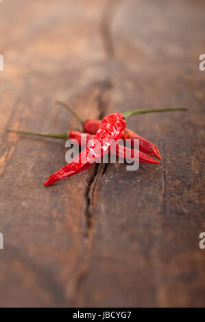 Secchi peperoncino rosso sopra il vecchio tavolo in legno Foto Stock