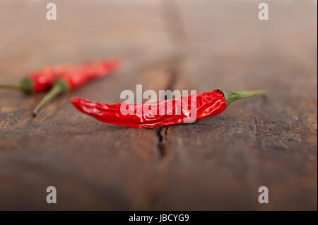 Secchi peperoncino rosso sopra il vecchio tavolo in legno Foto Stock