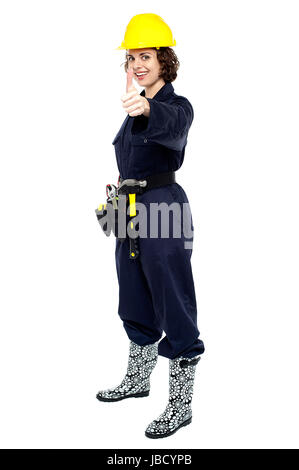 Femmina ingegnere di costruzione in uniforme gesticolando Thumbs up. Foto Stock