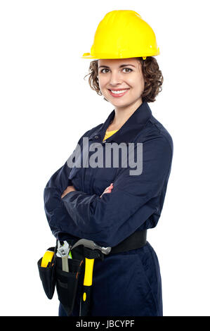 Bella donna che indossa casco giallo e vestito in tuta. Foto Stock