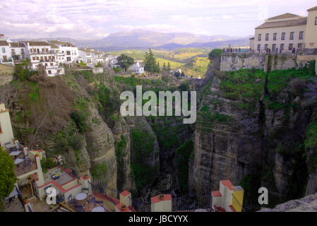 La profonda gola di Ronda, Malaga, Spagna che divide la città. Foto Stock