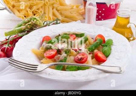 Tagliatelle con Asparagi in crema di salsa al formaggio Foto Stock