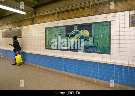 Bellissimo tema nautico illustrazione mosaico a lui Houston Street Subway Station piattaforma nel centro cittadino di Manhattan, a New York City. Foto Stock