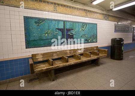 Bellissimo tema nautico illustrazione mosaico a lui Houston Street Subway Station piattaforma nel centro cittadino di Manhattan, a New York City. Foto Stock