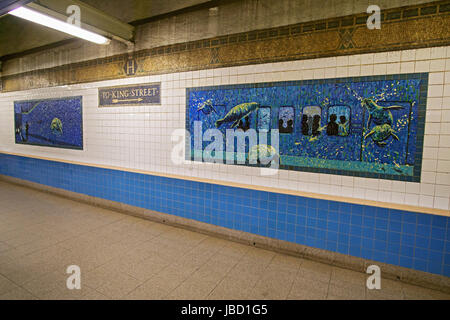 Bella fantasia a tema nautico illustrazione mosaico a lui Houston Street Subway Station piattaforma nel centro cittadino di Manhattan, a New York City. Foto Stock