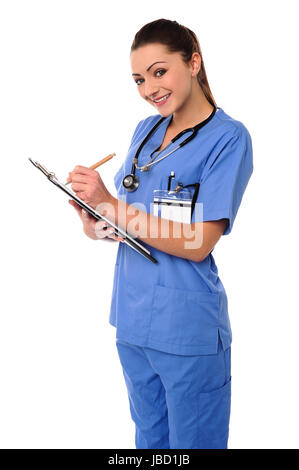 Bellissima femmina medico preparazione del report sulla clipboard Foto Stock