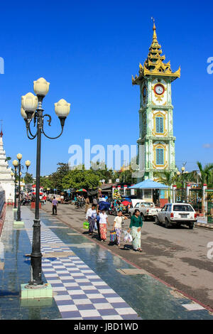 Torre dell Orologio a Pagoda Mahamuni complesso in Mandalay, Myanmar. Mahamuni Pagoda è un tempio buddista e importante luogo di pellegrinaggio in Myanmar. Foto Stock