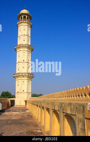Iswari Minar Swarga Sal a Jaipur, Rajasthan, India. Questo minareto fu eretto nel 1740s da Jai Singh suo figlio e successore Iswari. Foto Stock