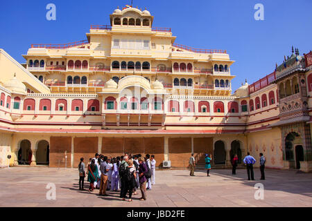 Chandra Mahal visto da Pitam Niwas Chowk, Jaipur City Palace, Rajasthan, India. Il palazzo è stato sede del Maharaja di Jaipur, la testa del Kachwa Foto Stock