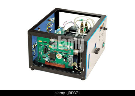 Attrezzature di laboratorio, smontaggio electronics, isolato su sfondo bianco. Foto Stock