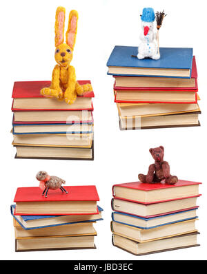 Set di feltro giocattoli morbidi sulla pila di libri isolati su sfondo bianco Foto Stock