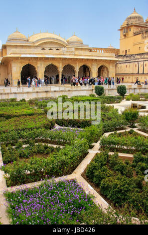 Giardino Charbagh nel terzo cortile del Forte Amber, Rajasthan, India. Forte Amber è la principale attrazione turistica nella zona di Jaipur. Foto Stock