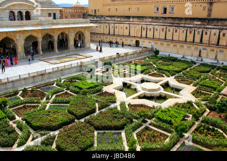 Giardino Charbagh nel terzo cortile del Forte Amber, Rajasthan, India. Forte Amber è la principale attrazione turistica nella zona di Jaipur. Foto Stock