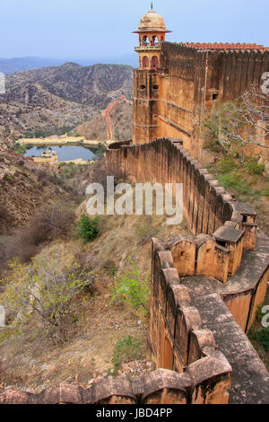 Mura difensive di Jaigarh Fort sulla parte superiore della collina di aquile vicino a Jaipur, Rajasthan, India. Il forte fu costruito da Jai Singh II nel 1726 per proteggere l'una Foto Stock