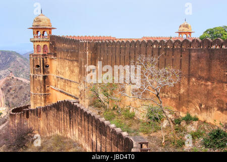 Mura difensive di Jaigarh Fort sulla parte superiore della collina di aquile vicino a Jaipur, Rajasthan, India. Il forte fu costruito da Jai Singh II nel 1726 per proteggere l'una Foto Stock