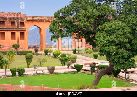 Giardino Charbagh in Jaigarh Fort vicino a Jaipur, Rajasthan, India. Il forte fu costruito da Jai Singh II nel 1726 per proteggere il Forte Amber Foto Stock