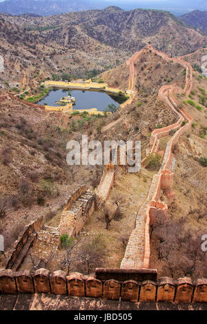 Mura difensive e serbatoio di acqua di Jaigarh Fort sui Colli Aravalli vicino a Jaipur, Rajasthan, India. Il forte fu costruito da Jai Singh II nel 1726 ai prot Foto Stock