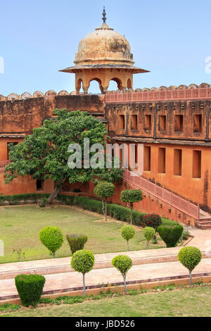 Giardino Charbagh in Jaigarh Fort vicino a Jaipur, Rajasthan, India. Il forte fu costruito da Jai Singh II nel 1726 per proteggere il Forte Amber Foto Stock