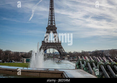 Eiffelturm a Parigi wahrzeichen vor blauem himmel im frühling architektur aussicht Foto Stock