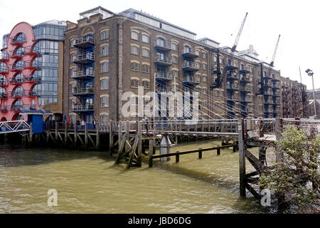 Appartamenti di lusso in vecchie banchine sul lungomare, Londra, Inghilterra Foto Stock