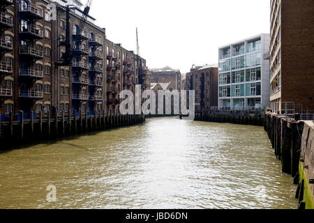 Appartamenti di lusso in vecchie banchine sul lungomare, Londra, Inghilterra Foto Stock